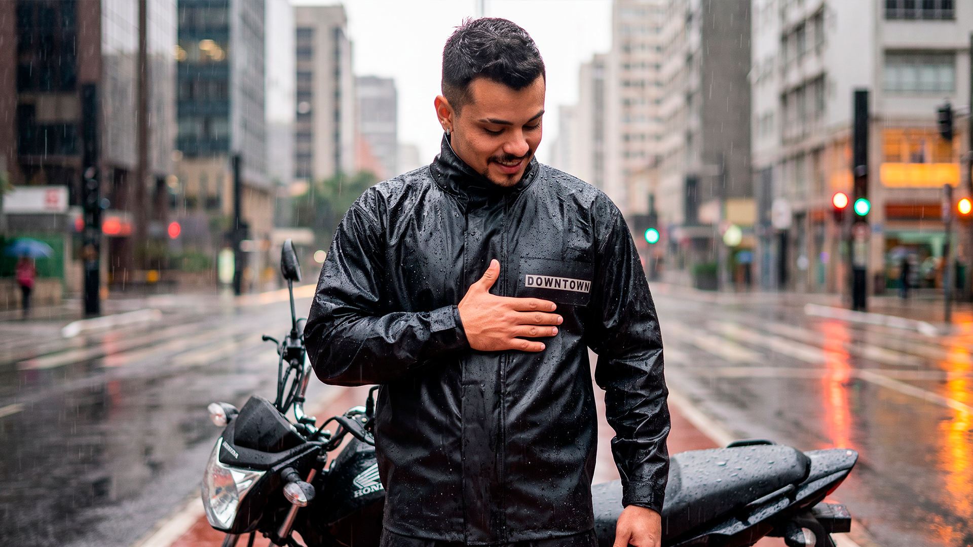 Conjunto para motoqueiro: o que avaliar antes de escolher uma proteção para chuva?